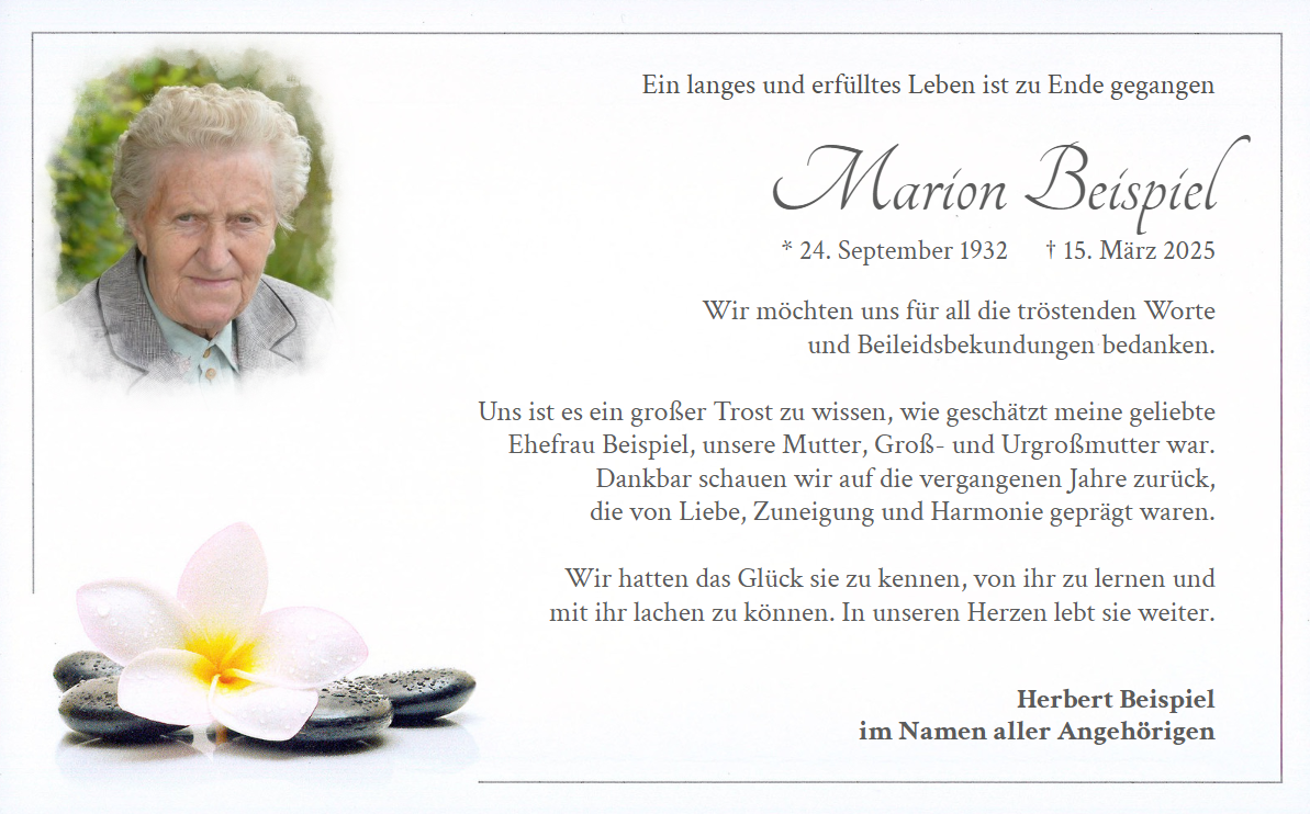 Trauer-Danksagungskarte einseitig mit weißer Frangipani-Blüte und schwarzen Zen-Kiesel-Steinen.