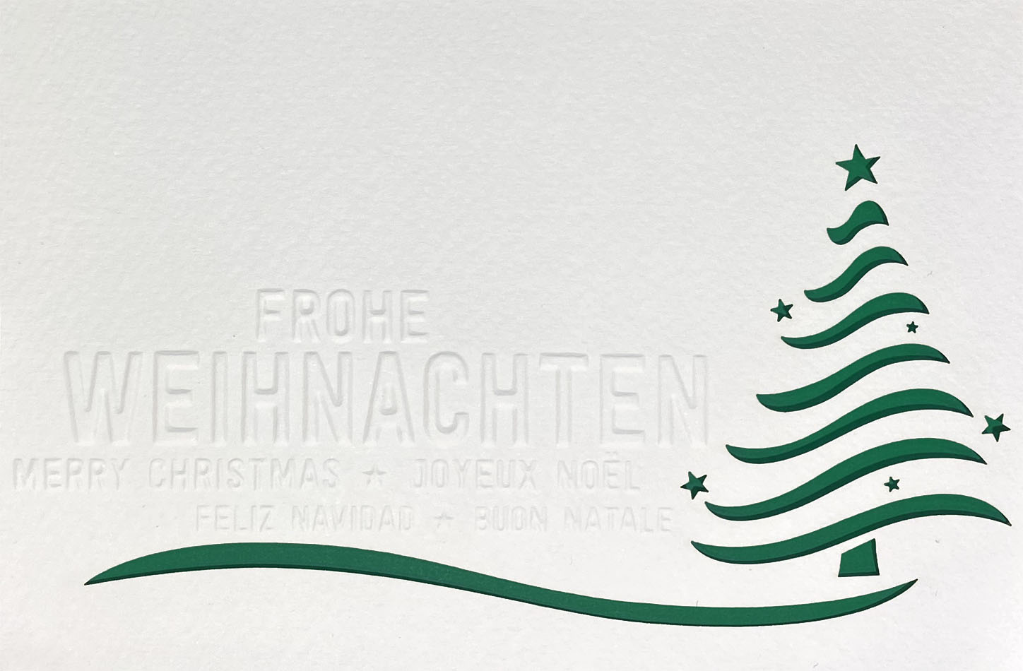 Weiße Weihnachtskarte mit Blindprägung, Formstanzung Baum und dunkelgrünem Einleger