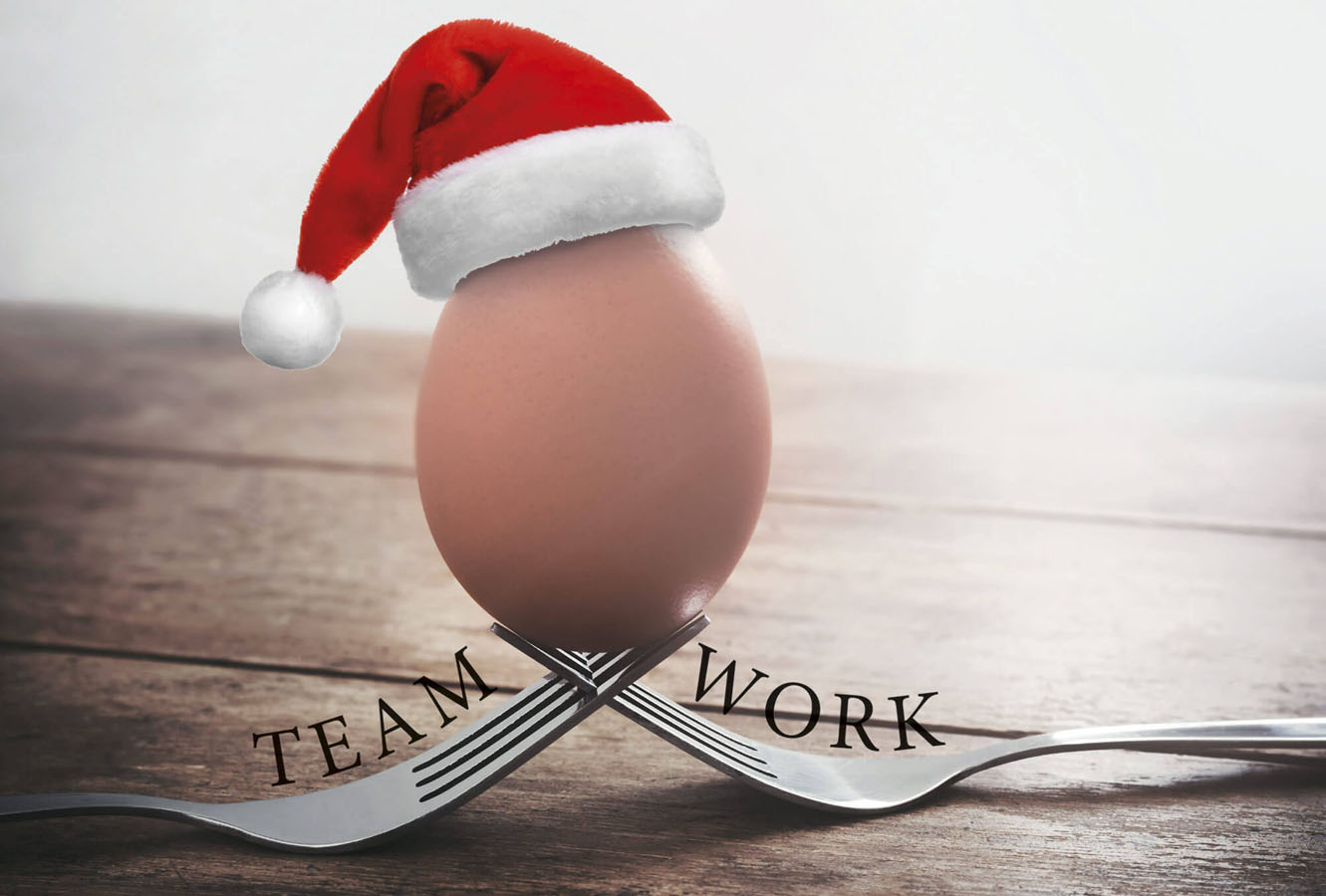 Firmen-Weihnachtskarte Teamwork mit zwei Gabeln, Ei und Weihnachtsmütze Gastronomie