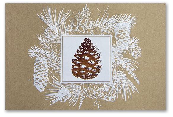 Naturbraune Weihnachtskarte aus Kraftpapierkarton mit Tannenzapfen und Zweigen, ohne Gruß auf der Vorderseite
