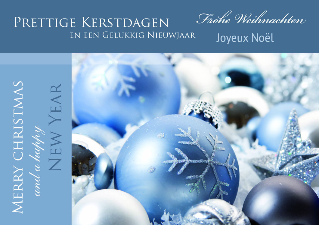 Weihnachtskarte mehrsprachig mit Weihnachtskugeln und Sternen