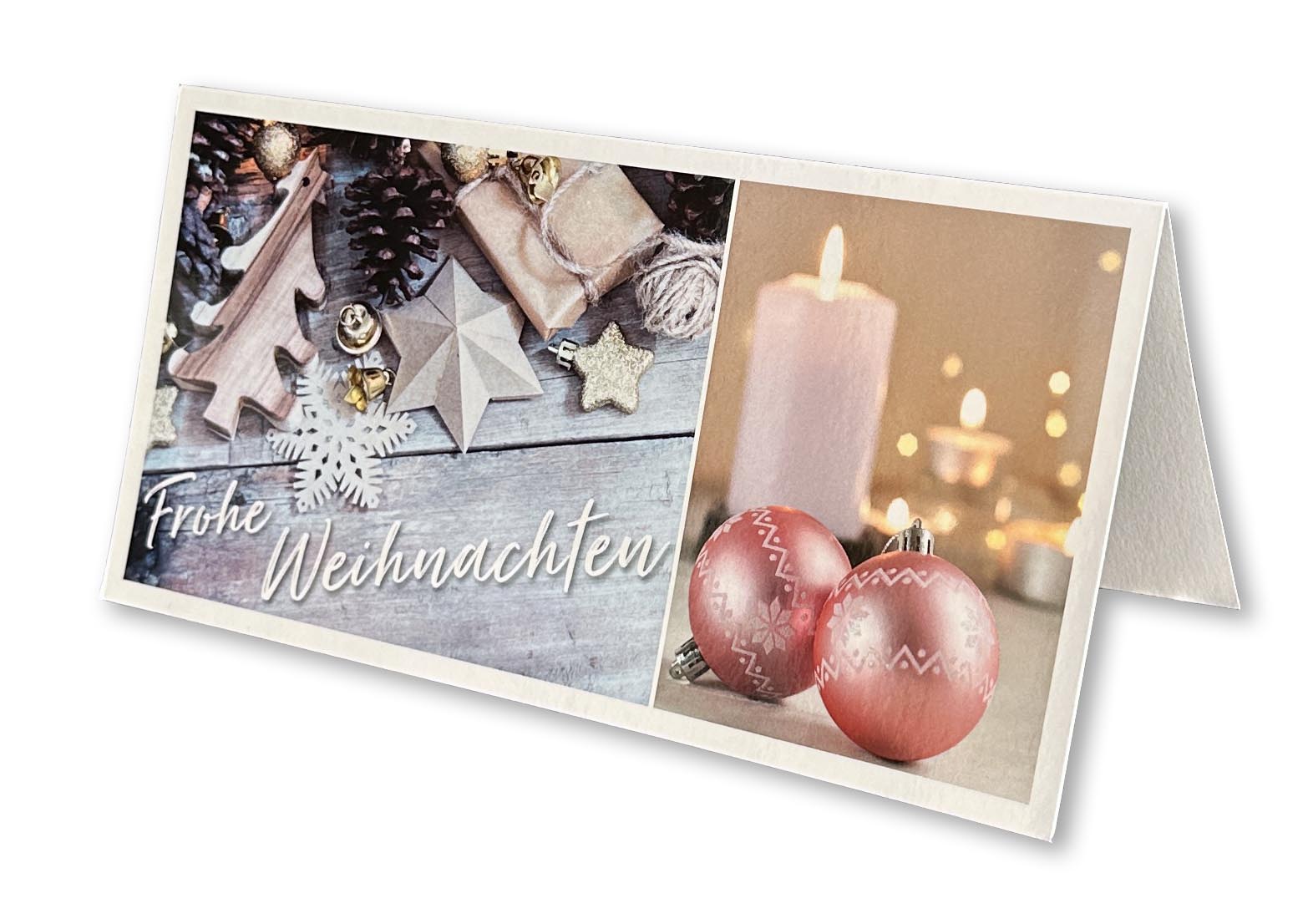Festliche Weihnachtskarte mit weihnachtlicher Dekoration, brennender Kerze und Weihnachtsgruß.