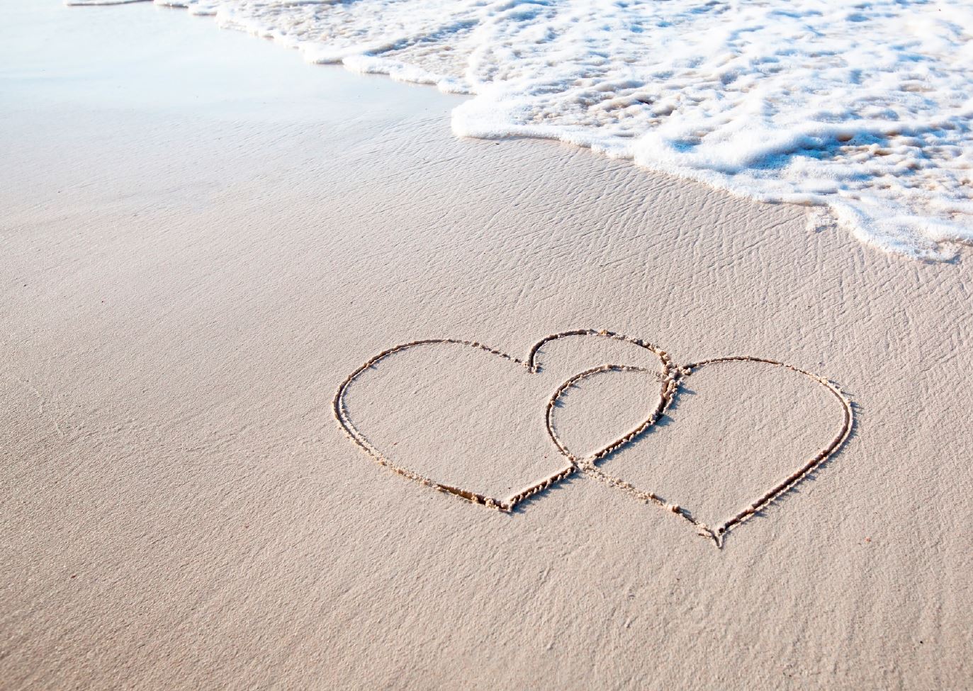 Maritime Save the Date Karte mit Herzen im Sandstrand