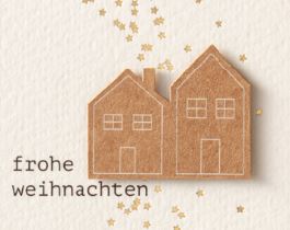 Moderne Weihnachtskarte "Gemütliches Heim" mit aufgeklebten Häusern aus Naturkarton und goldenen Sternchen