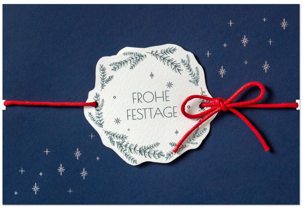 Dunkelblaue Weihnachtskarte mit rundem Anhänger, roter Kordel und edler Silberfolienprägung, inkl. Einleger innen
