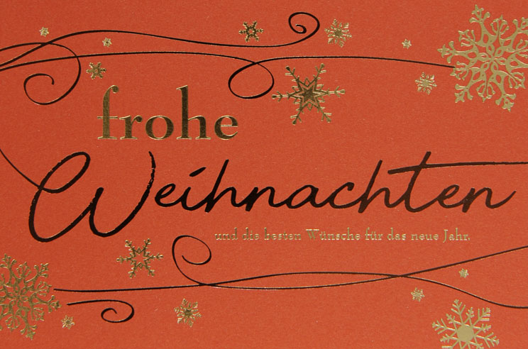 Weihnachtskarte ziegelrot mit Schriftzug: Frohe Weihnachten und die besten Wünsche für das neue Jahr