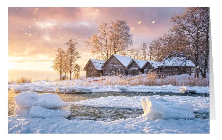 Stimmungsvolle Winterlandschaftskarte "Hüttenromantik" mit Uferlandschaft im Schnee im Licht der aufgehenden Sonne