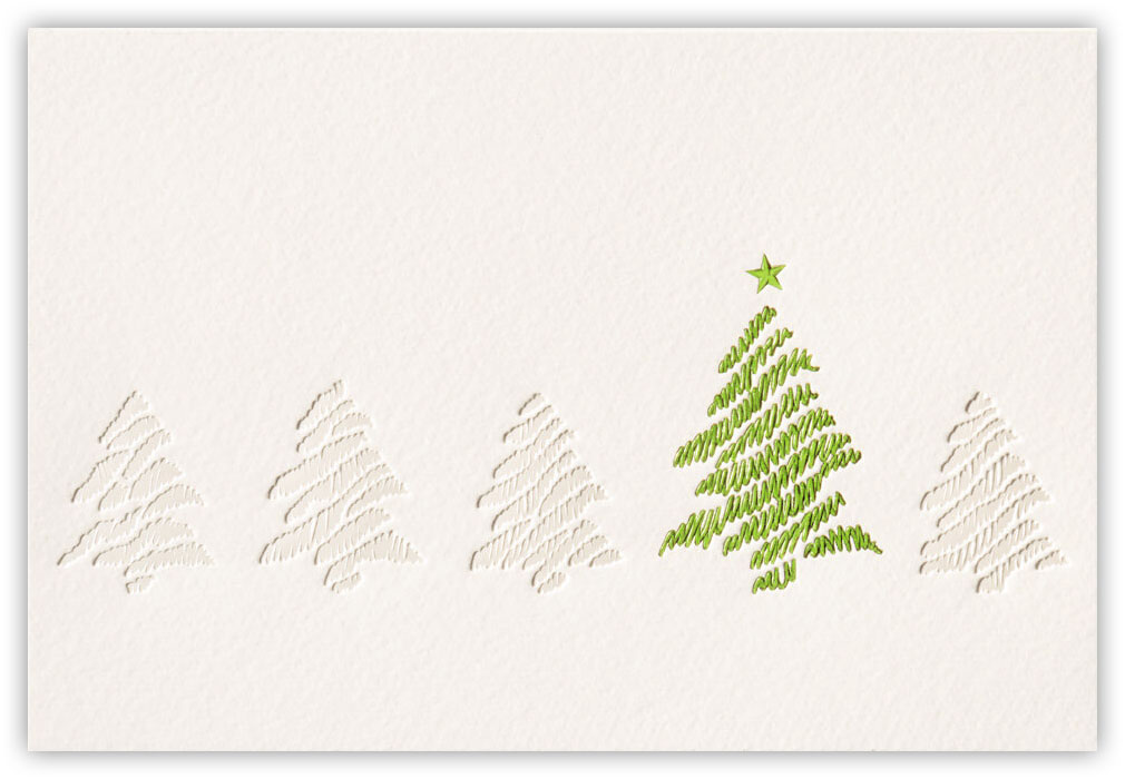 Weihnachtskarte creme mit fünf Weihnachtsbäumen mit Folienprägung grün und perlmutt