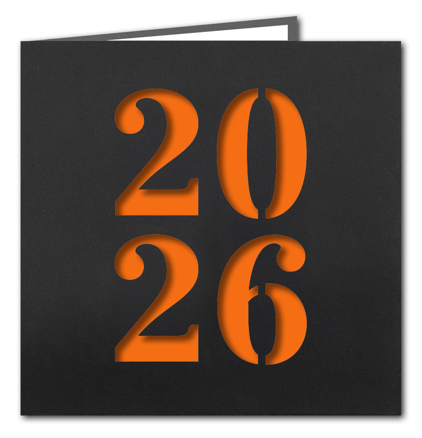 Mattschwarze Neujahrskarte mit Laserstanzung Jahreszahl 2026 und orangefarbenem Einlegeblatt