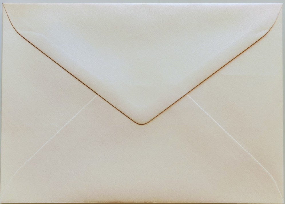 Briefumschlag cremegold metallic 15,5x22 cm für DIN A5 mit spitzer Klappe nassklebend