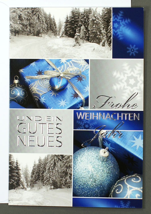 Weihnachtskarte mit Winterlandschaft, Sternen und Kugeln in blau