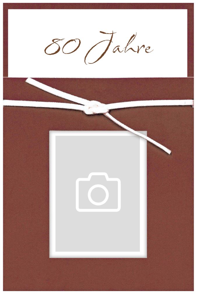 Schokoladenbraune Passepartout-Einladungskarte mit eigenem Foto, mit weißer Einsteckkarte und Kunstleder-Bändchen. Foto-Passepartout-Einladungskarte zum Geburtstag, schoko-braun mit weißem Einleger und Bändchen