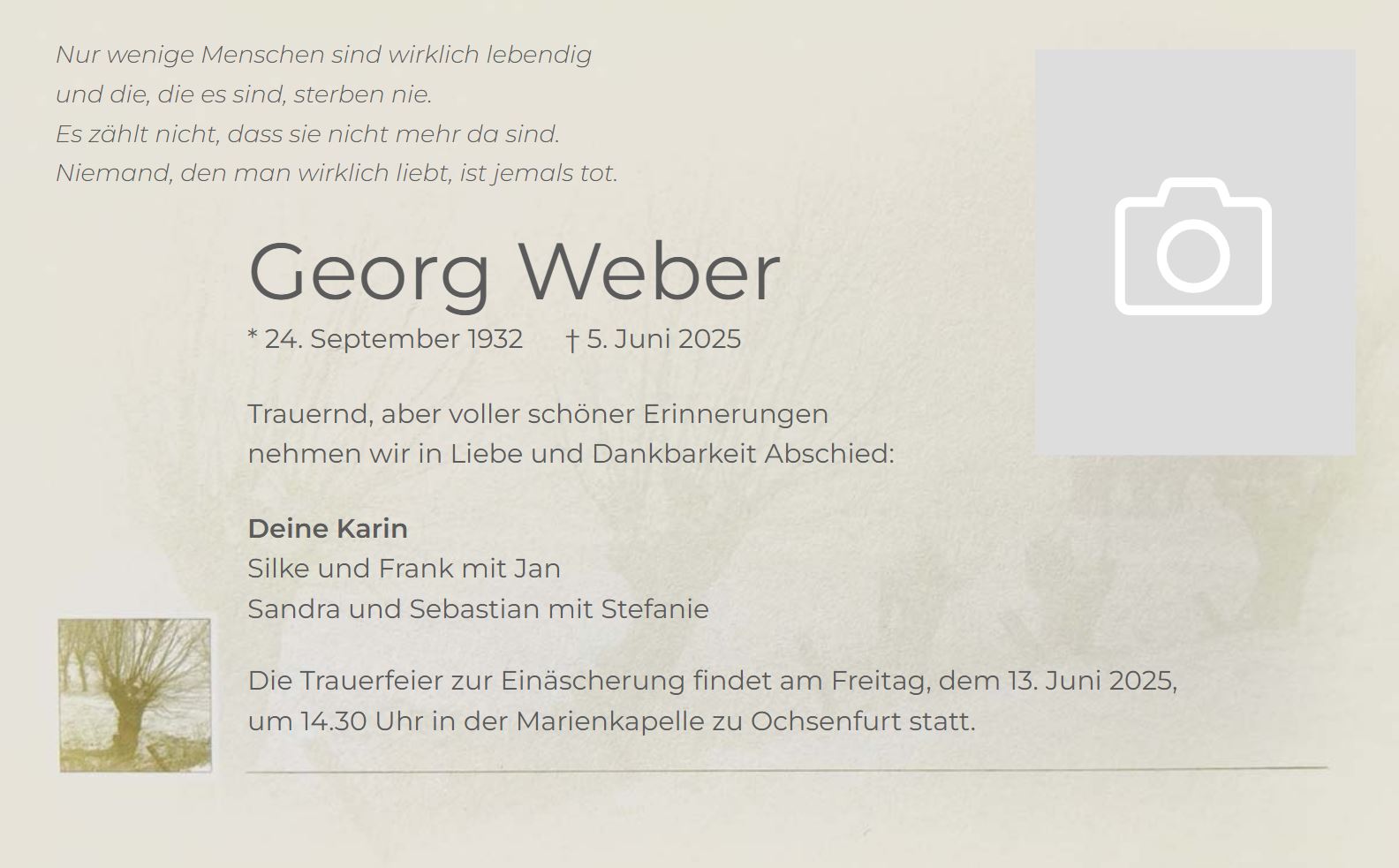 Traueranzeigekarte mit Weidenbäumen am Bach, in Naturlandschaft im Hintergrund Einseitige Trauerkarte aus cremeweißem Designkarton. Im hellen Wasserzeichen-Hintergrund sind mehrere Kopfweiden Bäume am Ufer eines Baches zu sehen.
