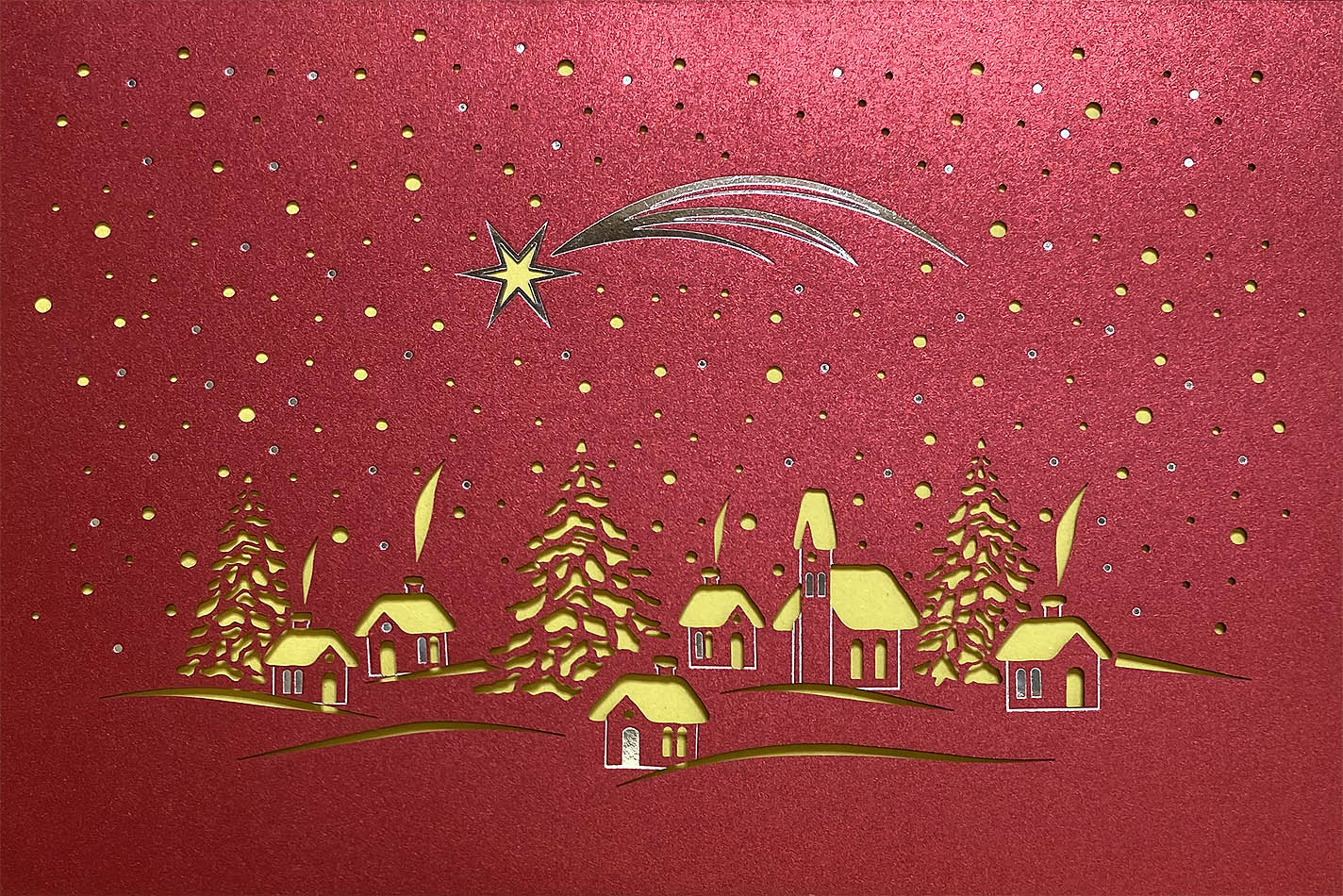 Dunkelrote Weihnachtskarte mit Laserstanzung Dorf und Stern in Silberfolienprägung, Einleger gelb