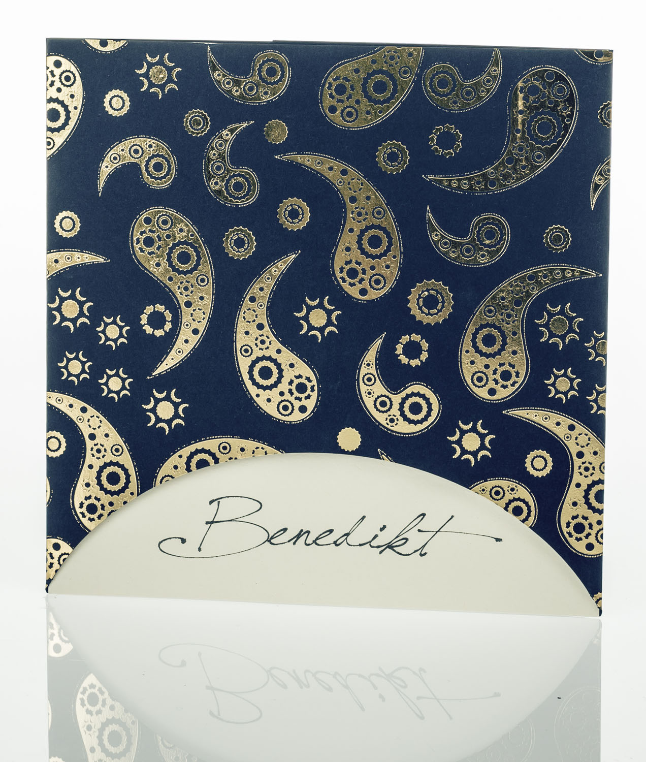Einladungskarte mit goldenem Ornament auf nachtblauem Karton