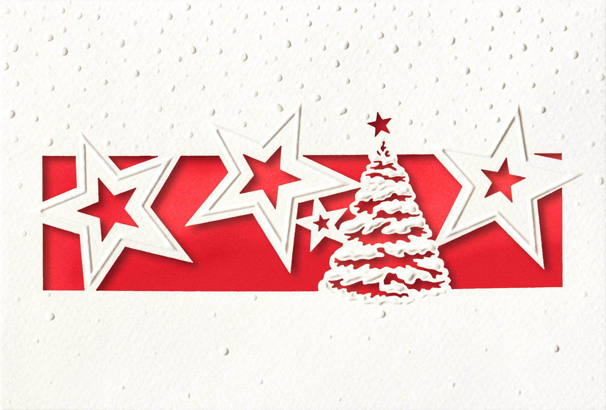 Weihnachtliche Stanzkarte in weiß mit rotem Einlegeblatt, Sternen und Weihnachtsbaum