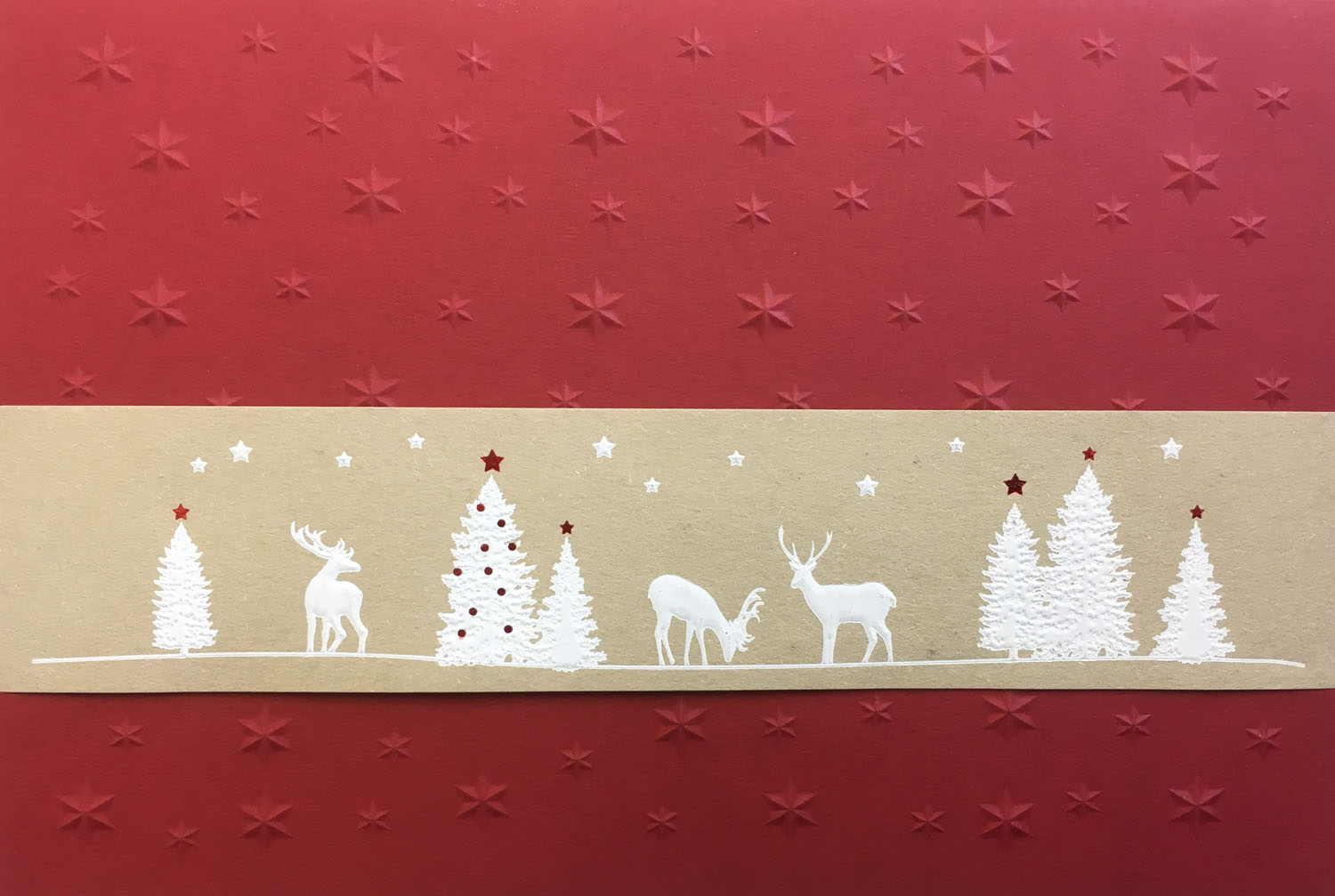 Weihnachtskarte rot mit brauner Banderole bedruckt mit Rentieren und Weihnachtsbäumen