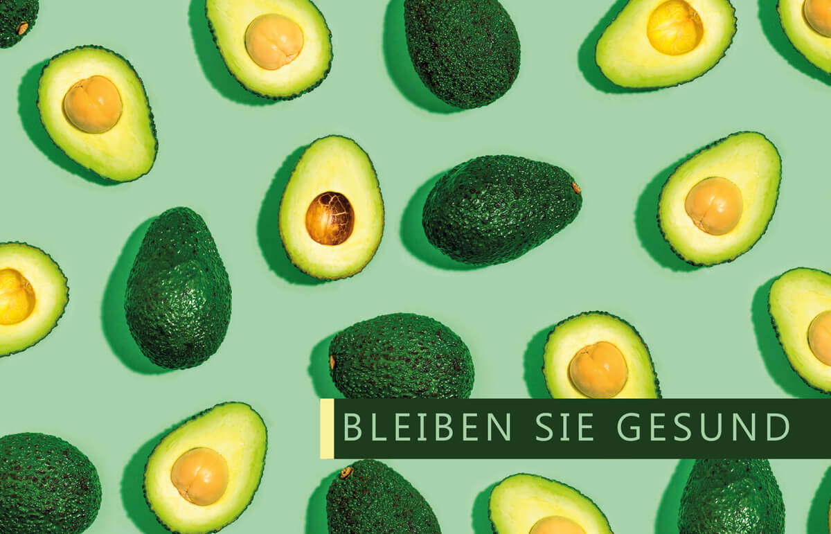 Mintgrüne Gesundheits-Grusskarte mit "Bleiben Sie Gesund" und frischen Avocadohälften