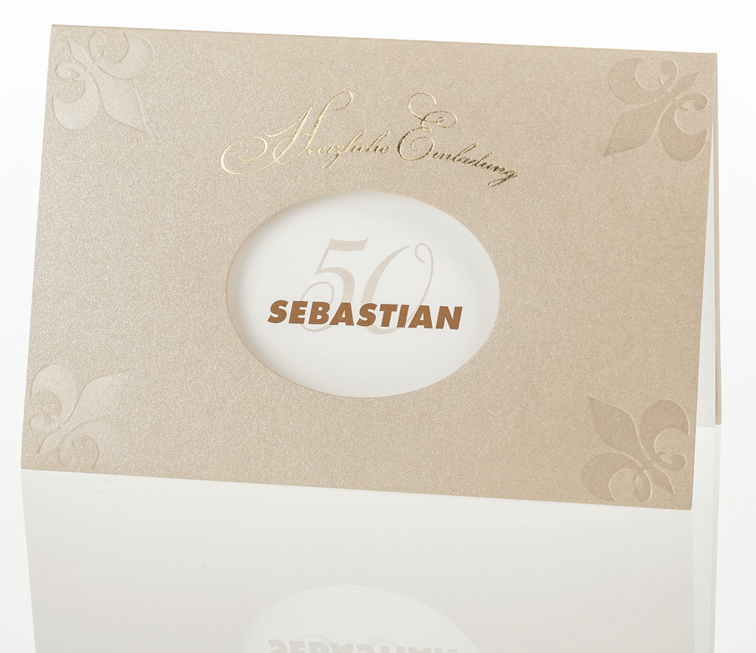 Einladungskarte beige Herzliche Einladung mit heraldischem Symbol Fleur de Lys