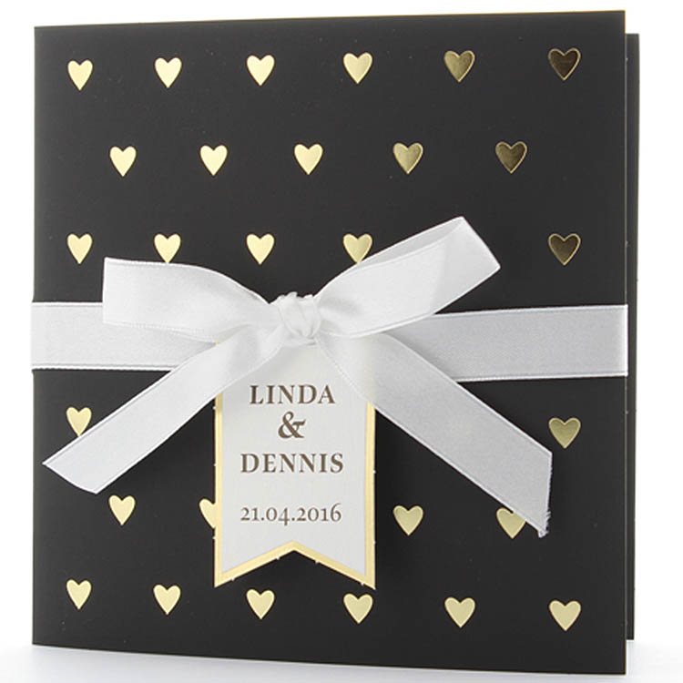 Hochzeitskarte schwarz mit goldgeprägten, glänzenden Herzen