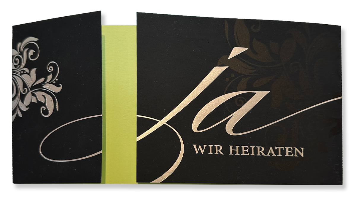 Exklusive Hochzeitskarte "Ja - Wir heiraten" in mattschwarz mit Silberprägung und Einleger in hellgrün