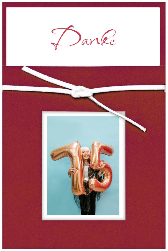 Passepartout-Karte mit eigenem Foto als Danksagungskarte in bordeauxrot, mit weißer Einsteckkarte und Kunstleder-Bändchen.