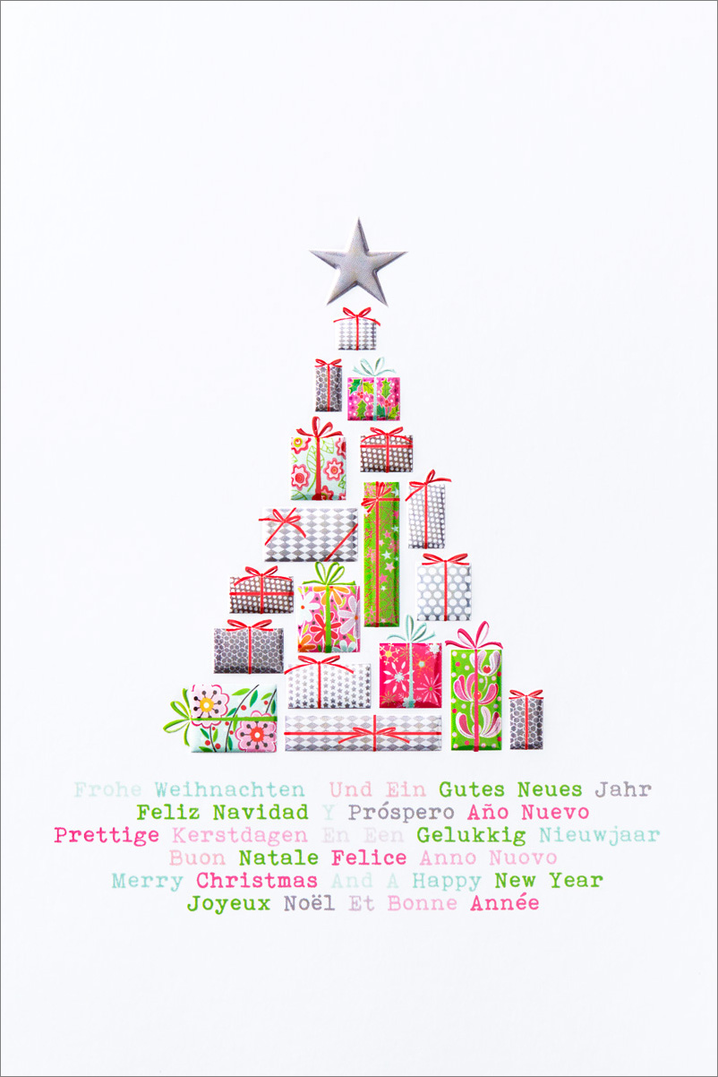 Weihnachtskarte weiß mit Weihnachtsbaum aus geschenken und internationalen Wünschen