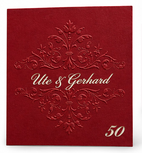 Bordeauxrote Einladungskarte zur Goldenen Hochzeit im eleganten Design mit geprägtem Ornament und individueller Laserstanzung