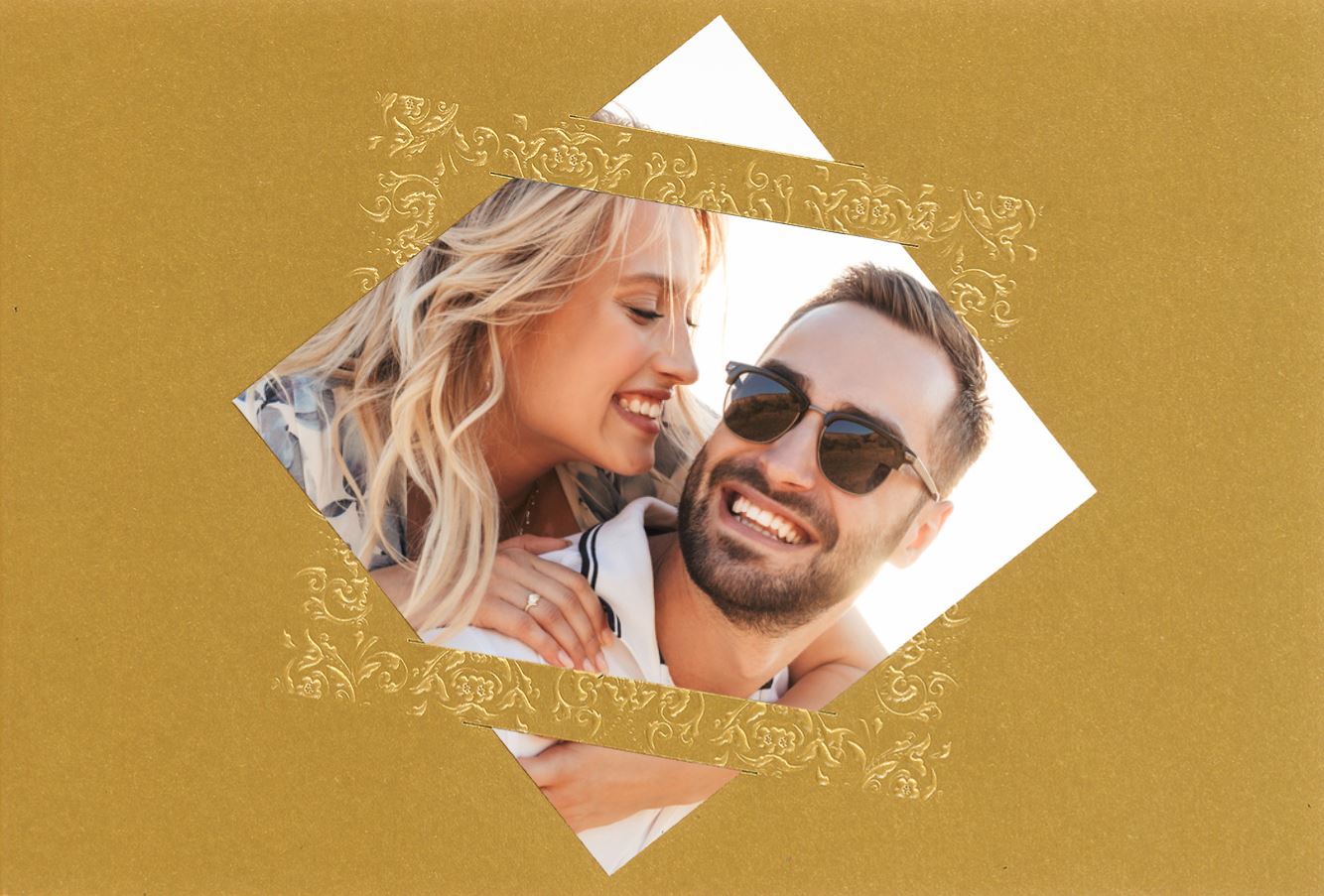 Foto-Einladungskarte zur Hochzeit, aus hochwertigem, goldenem Metallic-Karton mit Bilderrahmen Ornamentprägung