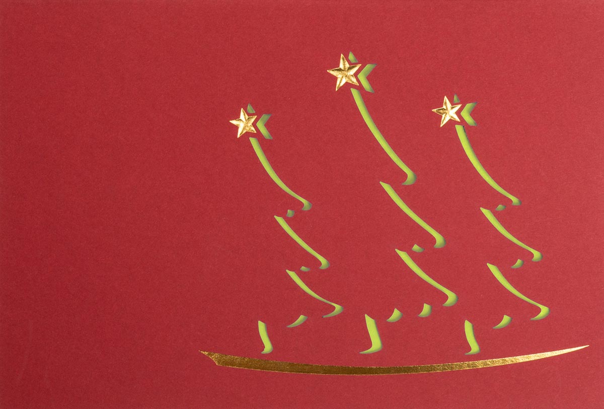 Rote Weihnachtskarte mit abstrakten, ausgestanzten Weihnachtsbäumen, Goldfolienprägung und Einlegeblatt