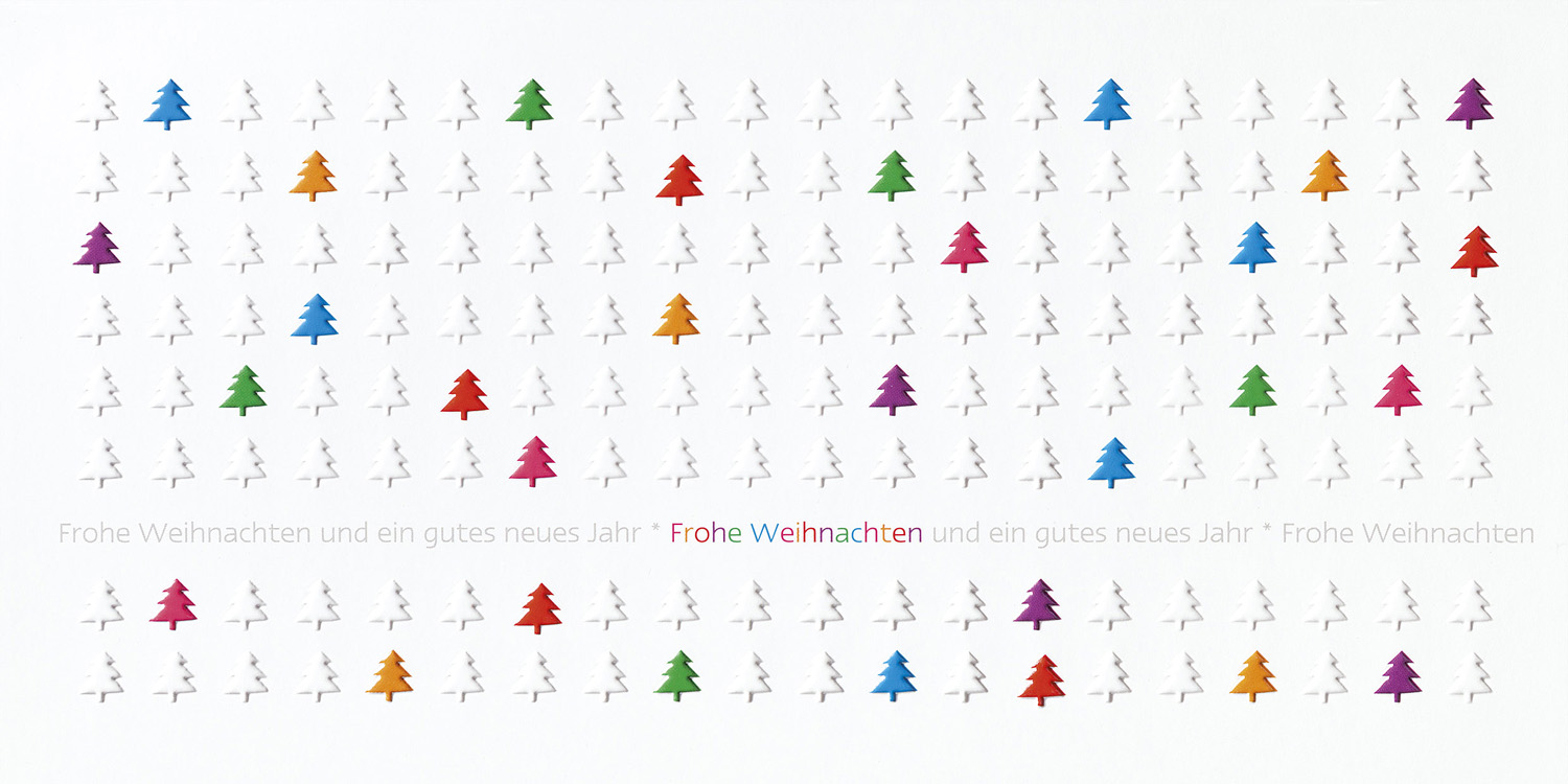 Weihnachtskarte weiß mit farbigen und geprägten Weihnachtsbäumen
