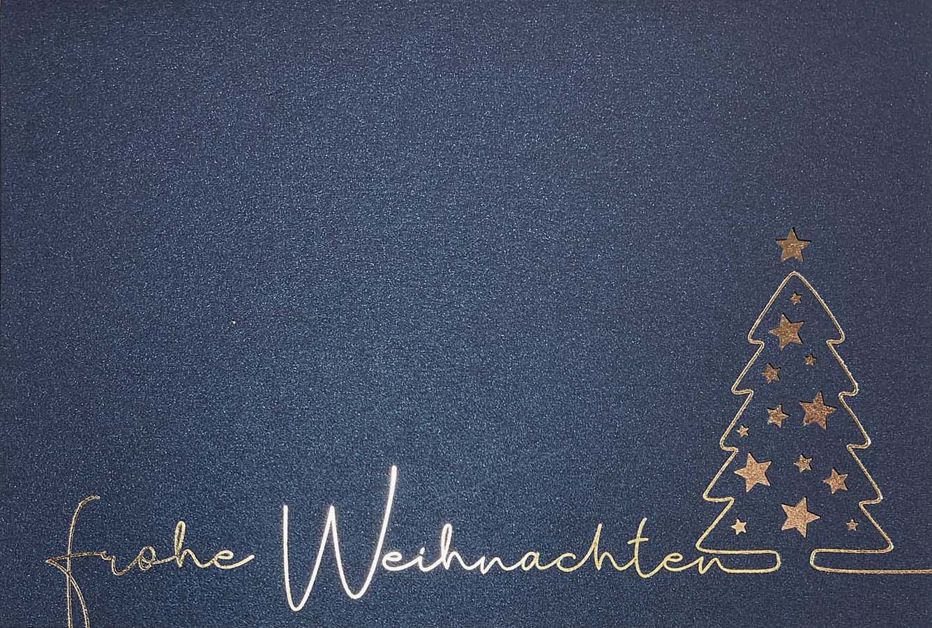 Blaue Weihnachtskarte mit kupferfarbenem Einlegeblatt, Goldfolienprägung und Stanzung von Sternen