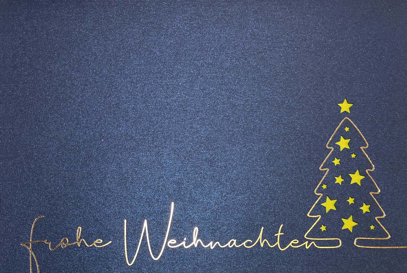 Blaue Weihnachtskarte mit gelbem Einlegeblatt, Goldfolienprägung und Stanzung von Sternen
