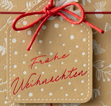Naturbraune Weihnachtskarte "Rustikaler Chic" mit Anhänger, roter Kordel und weißem Prägedruck, inkl. Einleger