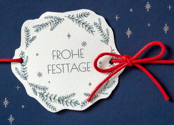 Dunkelblaue Weihnachtskarte mit rundem Anhänger, roter Kordel und edler Silberfolienprägung, inkl. Einleger innen