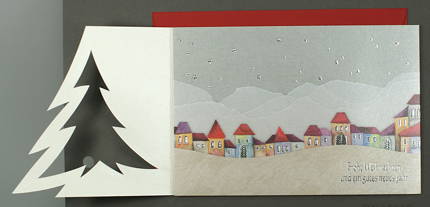 Weihnachtskarte mit Dorfsilhouette und gestanztem Weihnachtsbaum