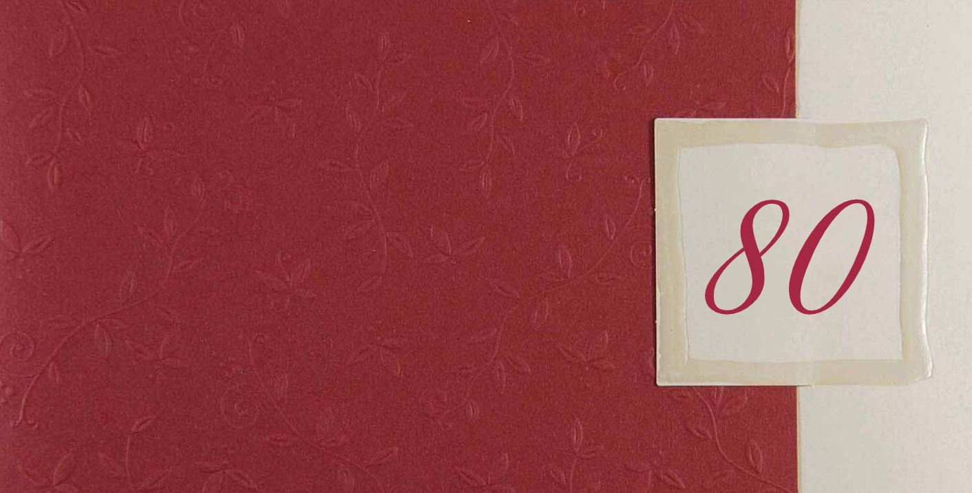 Dunkelrote Einladungskarte zum 80. Geburtstag mit Relief und Blumenornament, DIN lang