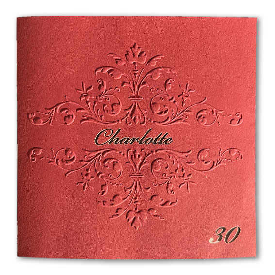 Bordeauxrote Einladungskarte zum 30. Geburtstag im eleganten Design mit geprägtem Ornament und individueller Laserstanzung