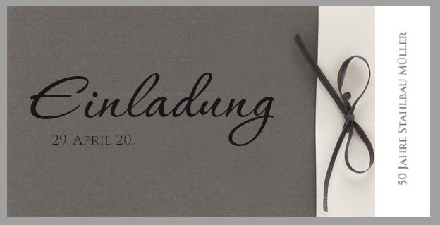 Elegante Einladungskarte zum Firmenjubiläum in stahlgrau mit Falteinleger und Satin-Bändchen