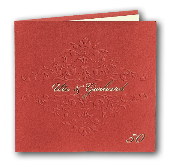 Bordeauxrote Einladungskarte zur Goldenen Hochzeit im eleganten Design mit geprägtem Ornament und individueller Laserstanzung