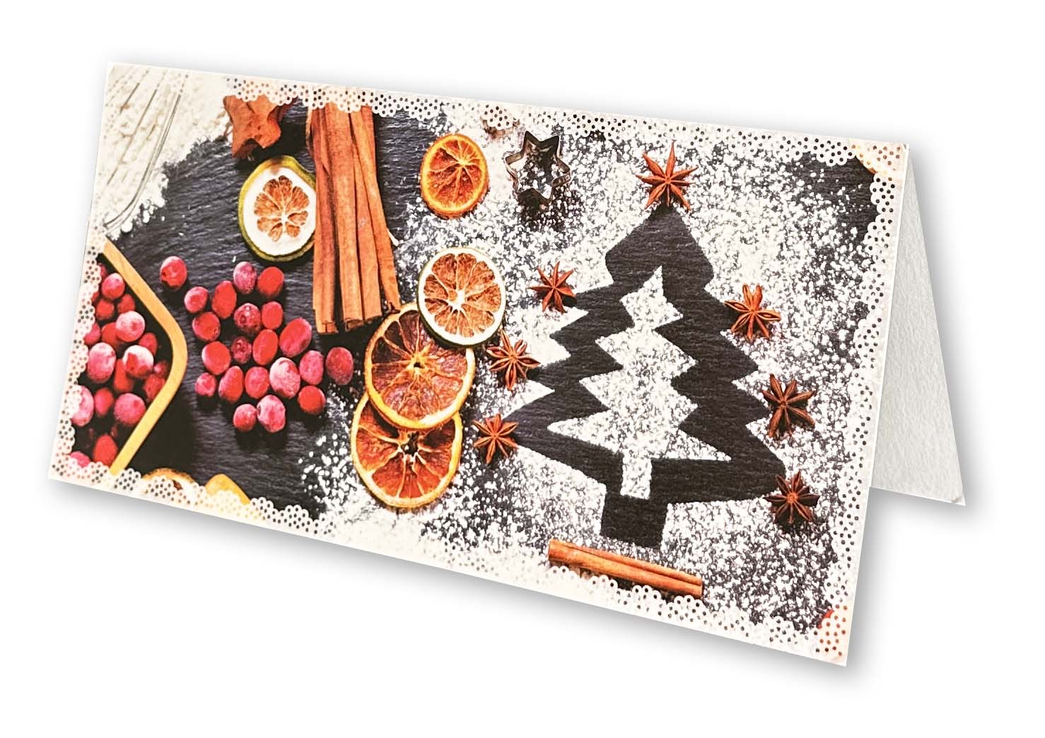 Duft-Weihnachtskarte (Zimtduft) im DIN lang Format mit getrockneten Orangenscheiben, Cranberries, Sternanis und Zimtstangen.
