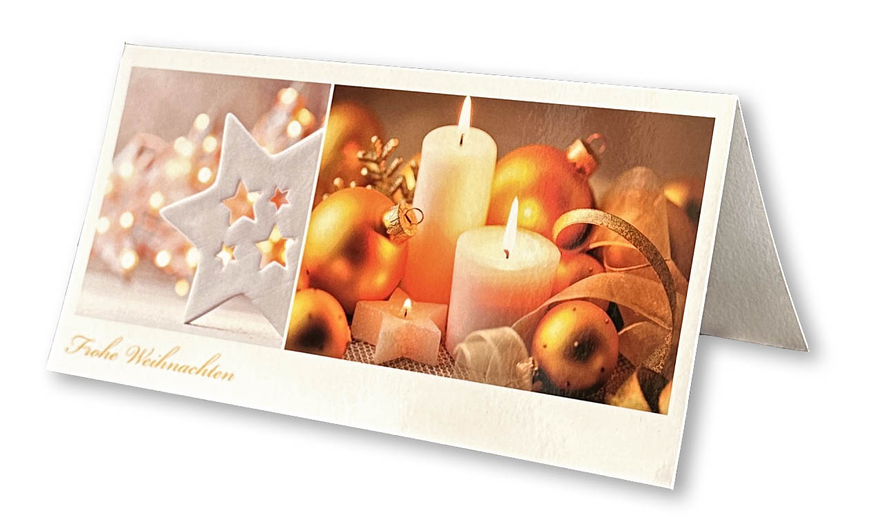 Weihnachtskarte in warmen Farbtönen mit Kerzen, braunen Kugeln und Stern im DIN lang Format.