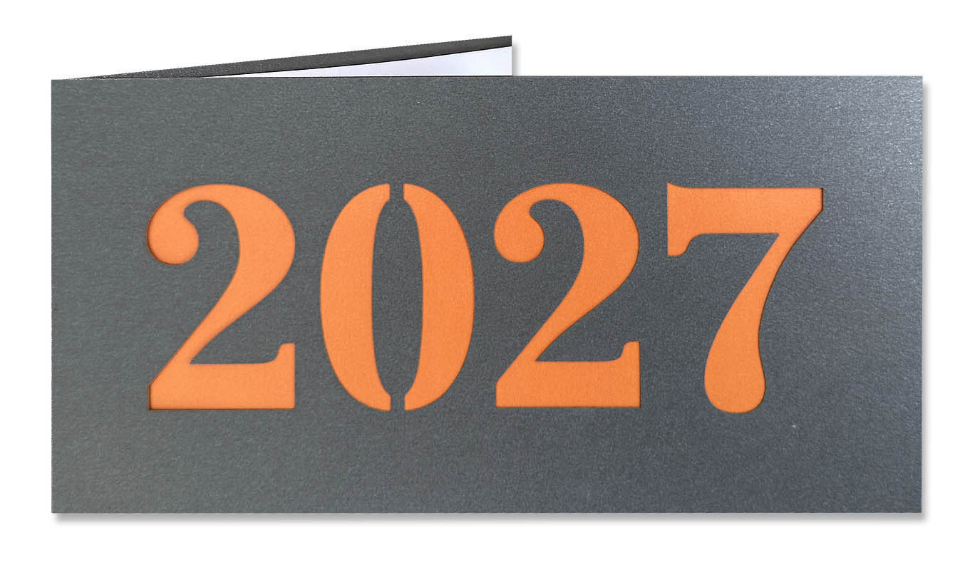 Graue Metallic-Neujahrskarte mit Laserstanzung 2027 und orangefarbenem Einlegeblatt