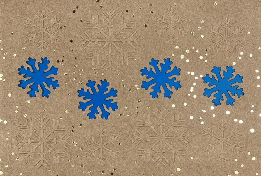 Naturbraune Weihnachtskarte aus Kraftkarton mit blauem Einlegeblatt und Formstanzung