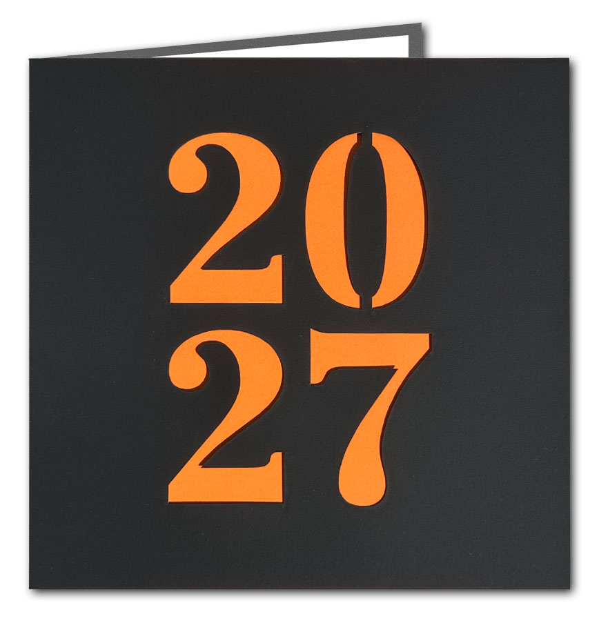 Mattschwarze Neujahrskarte mit Laserstanzung 2027 und orangefarbenem Einlegeblatt