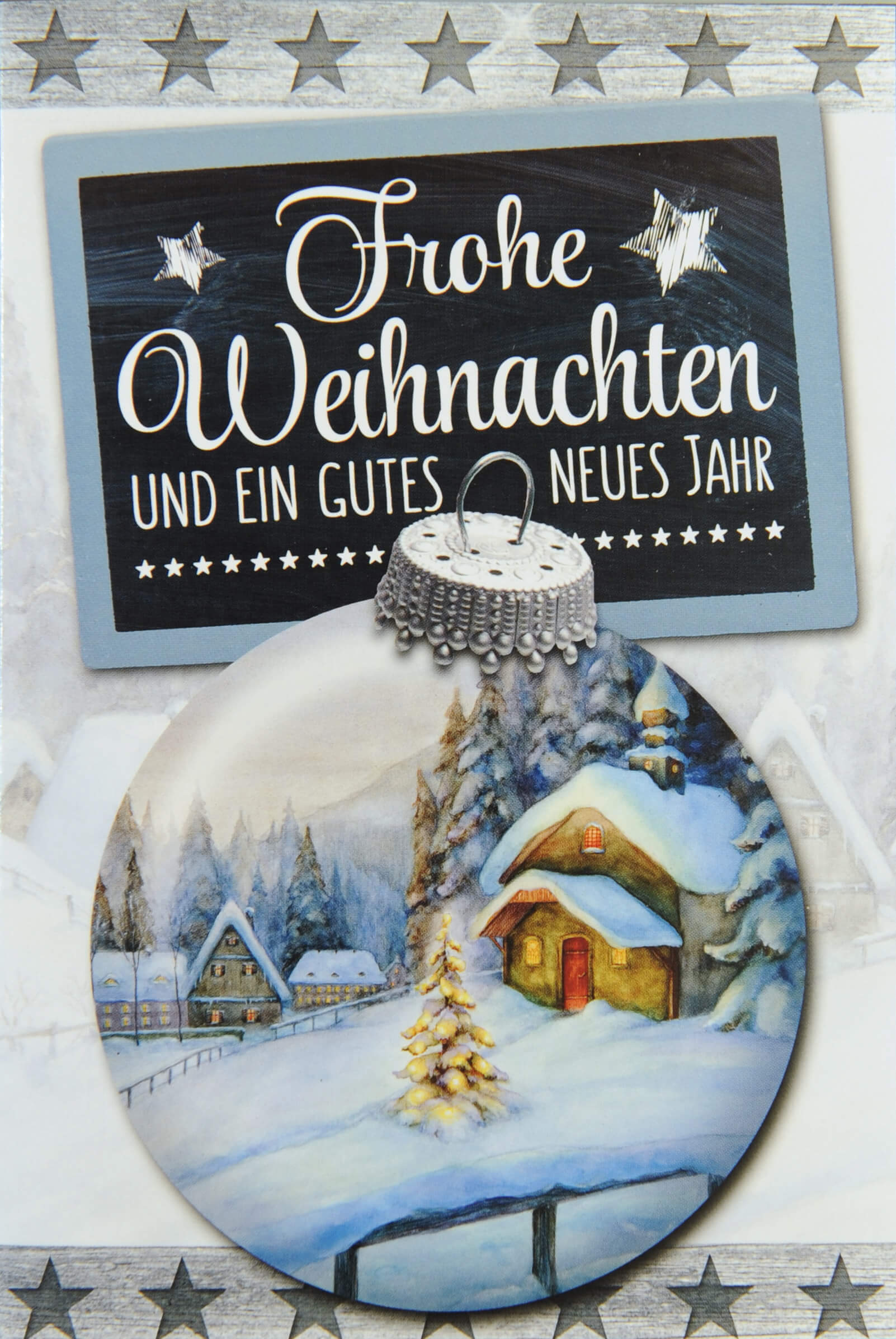 Klassische Weihnachtskarte mit Weihnachtsgruß, Christbaumkugel und Winterdorf