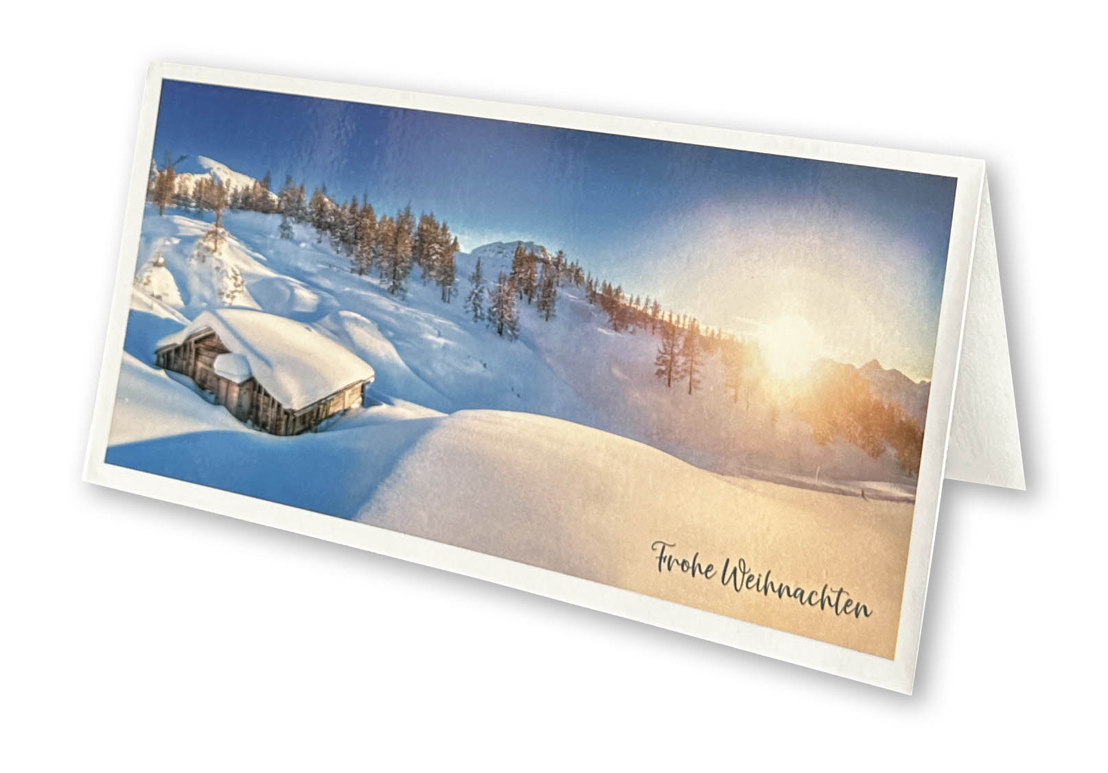 Winter-Weihnachtskarte im Panorama-Format mit schneebedeckter Winterlandschaft, mit Sonnenaufgang in den Bergen und Weihnachtsgruß.