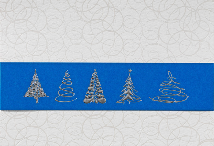 Weihnachtskarte creme mit silbernen Weihnachtsbäumen auf blauer Banderole