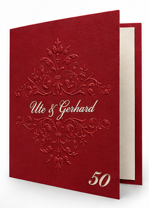 Bordeauxrote Einladungskarte zur Goldenen Hochzeit im eleganten Design mit geprägtem Ornament und individueller Laserstanzung