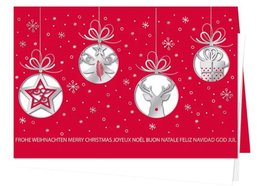 Rote Weihnachtskarte mit hängenden Baumkugeln und internationalen Grüßen, silbergeprägt